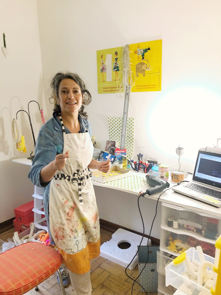 No atelier, a trabalhar nas peças