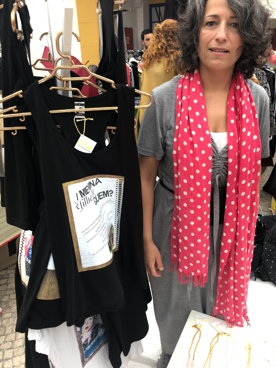 Expositor de feira com peças têxteis estampadas