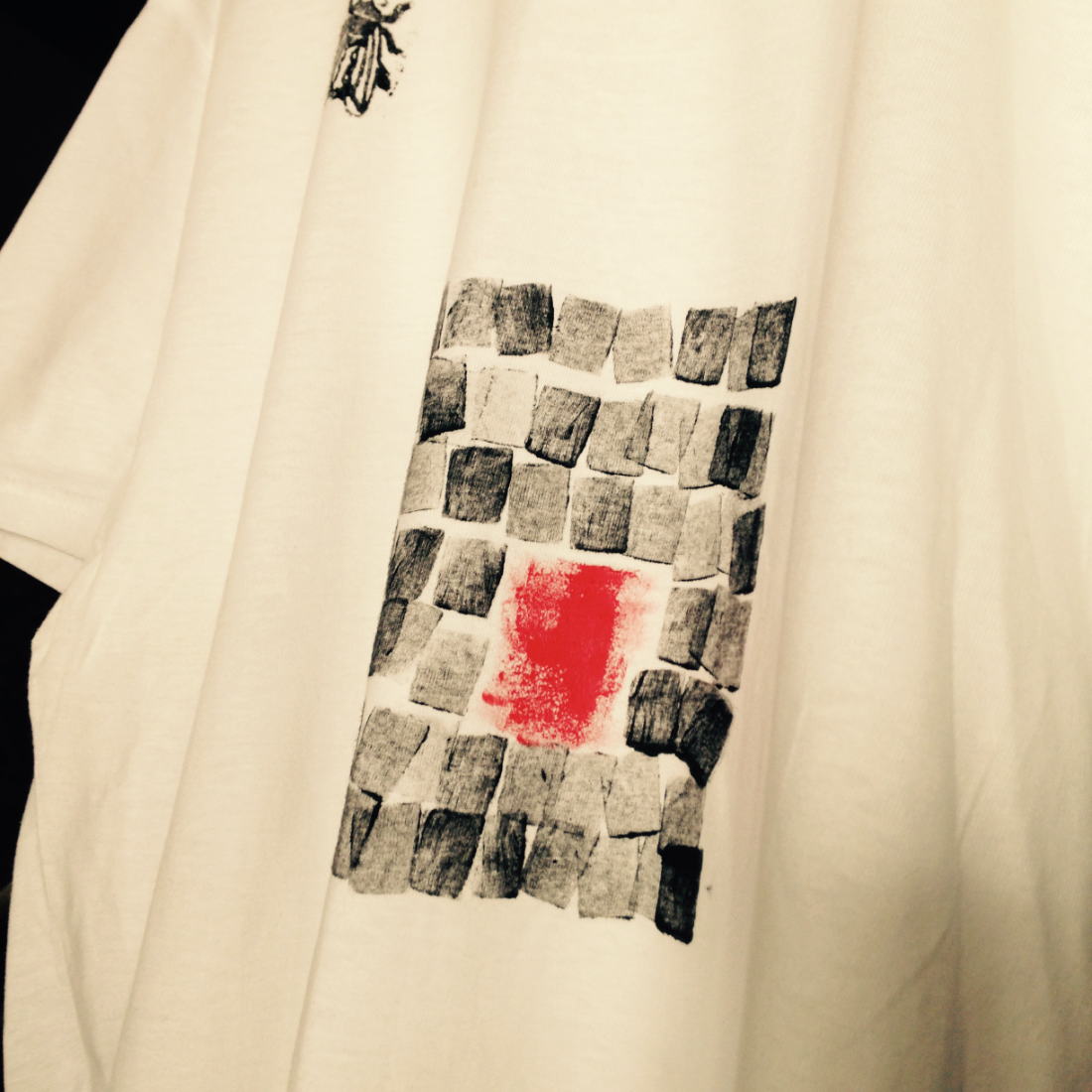 T-shirt estampada à mão