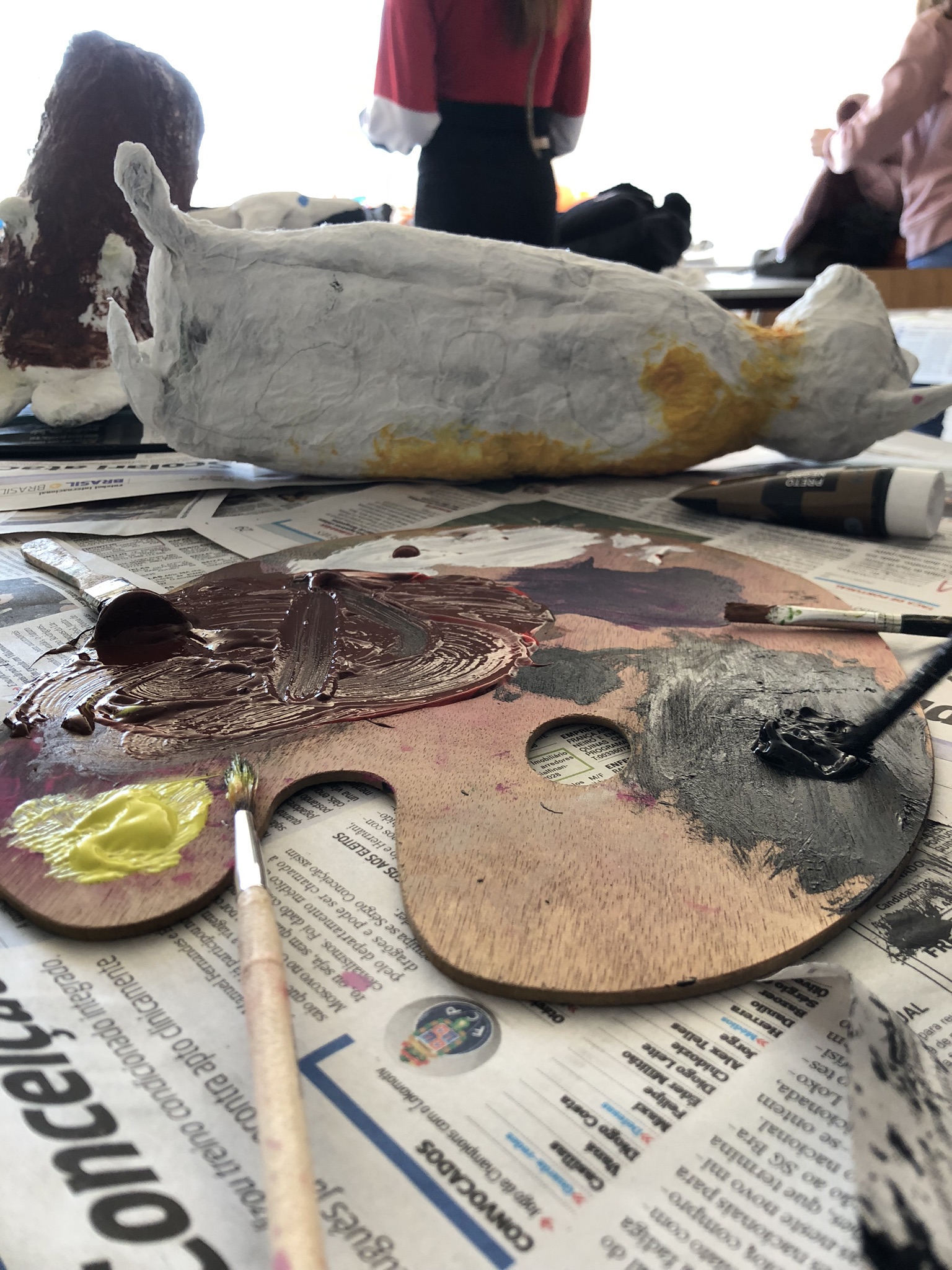 Paleta de tintas e peças a secar