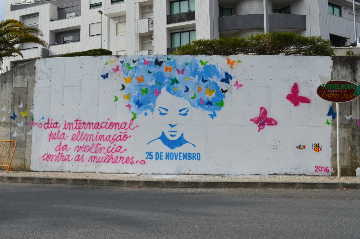 Mural acabado com rosto, borboletas e lettering