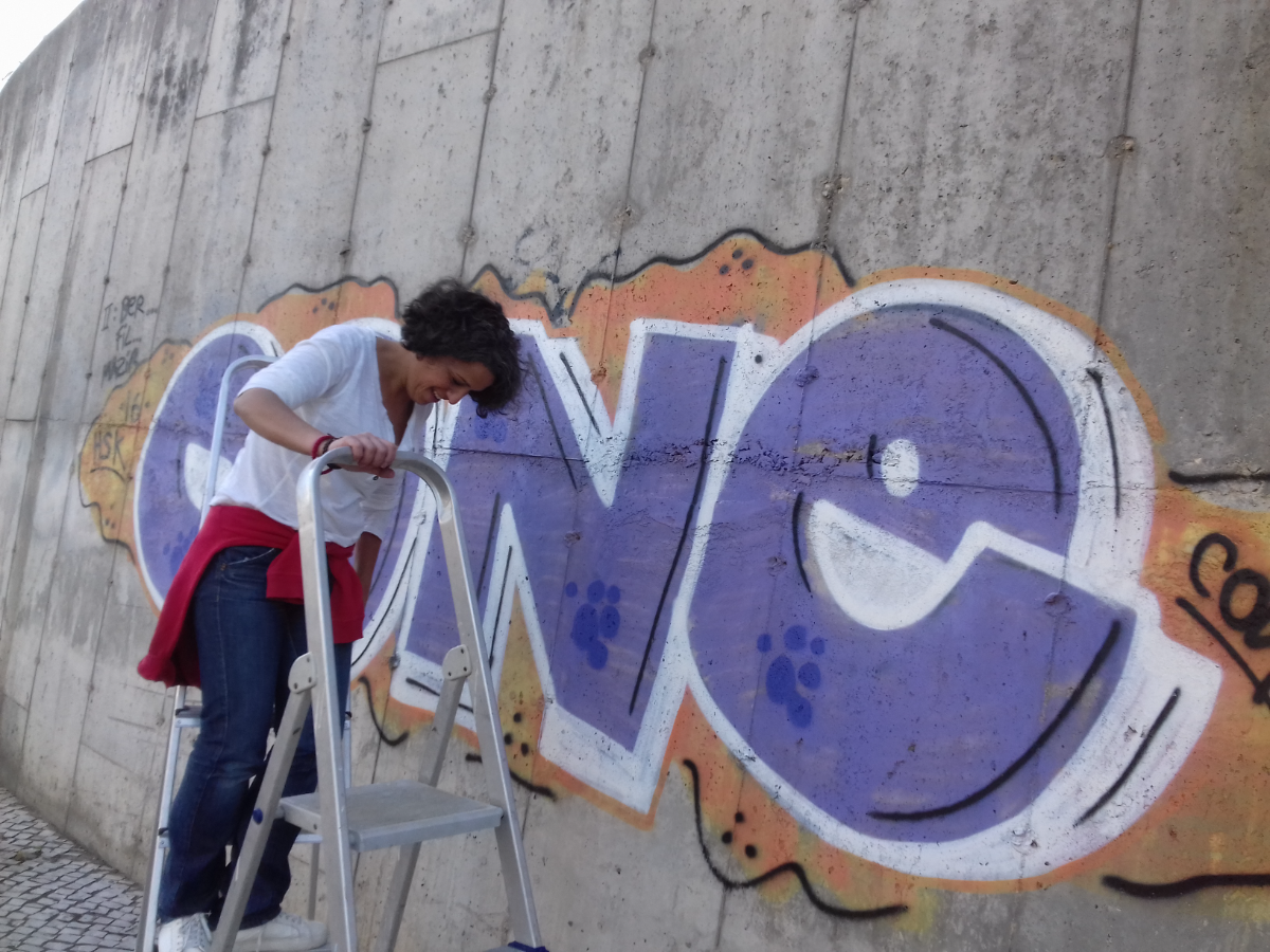 A pintar lettering numa parede de betão