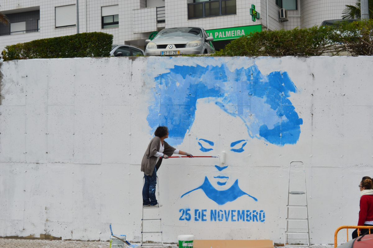 A pintar o mural do 25 de novembro