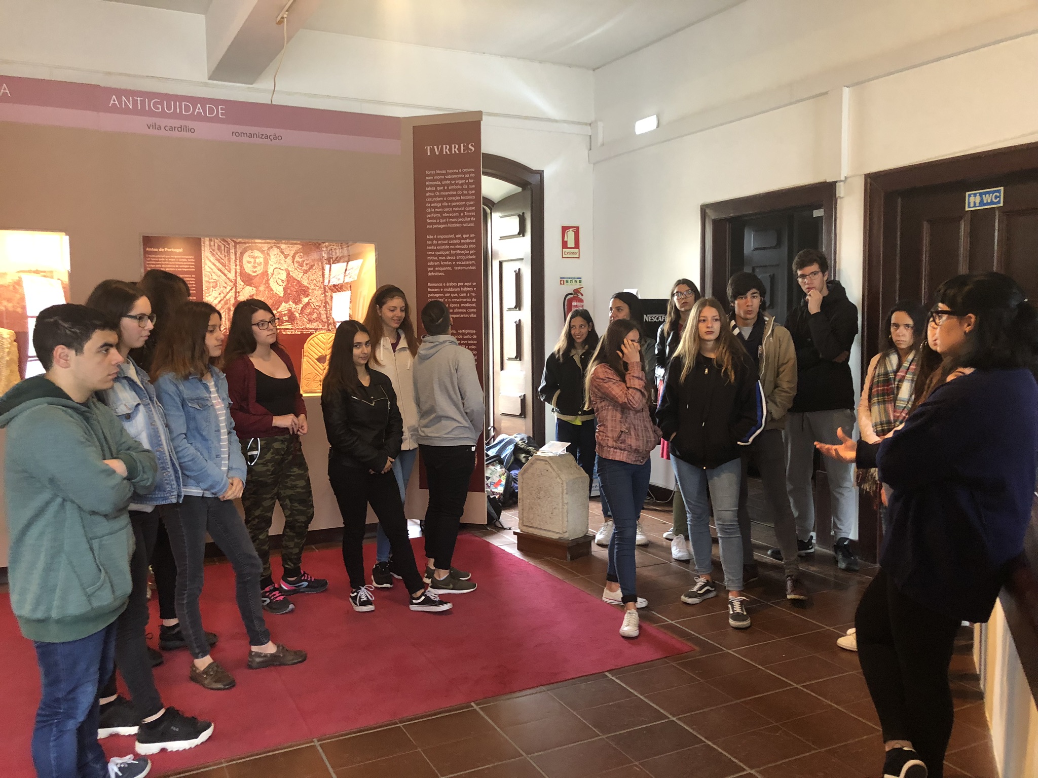 Turma em visita guiada num museu