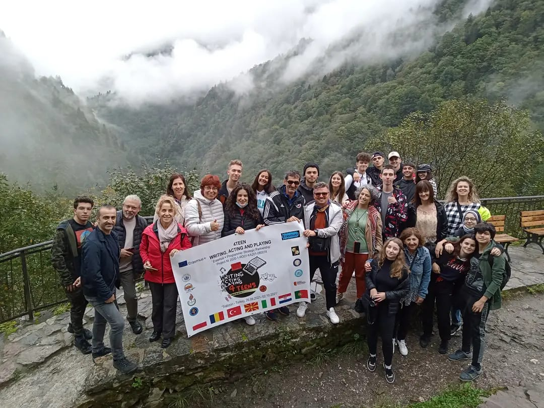 Grupo do projeto 4TEEN com a faixa, nas montanhas de Trabzon