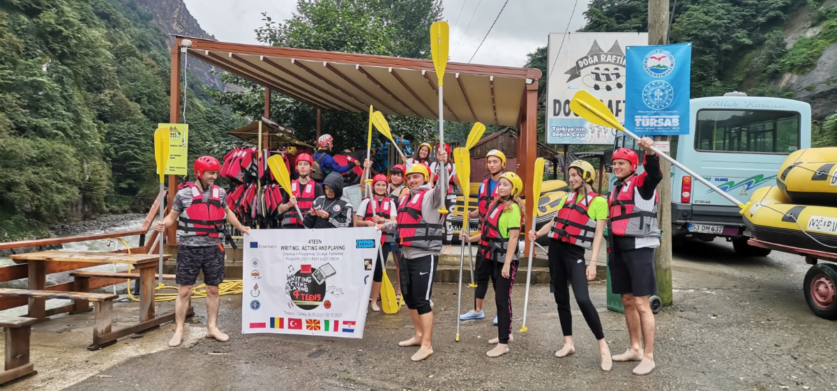 Grupo com a faixa do projeto antes da descida de rafting
