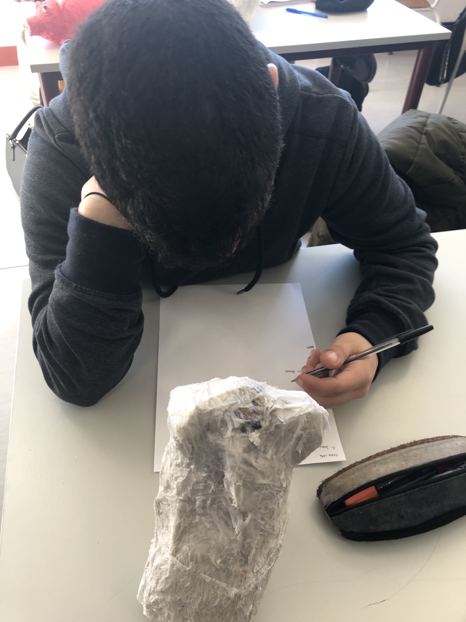 Figura amarela de papel colado