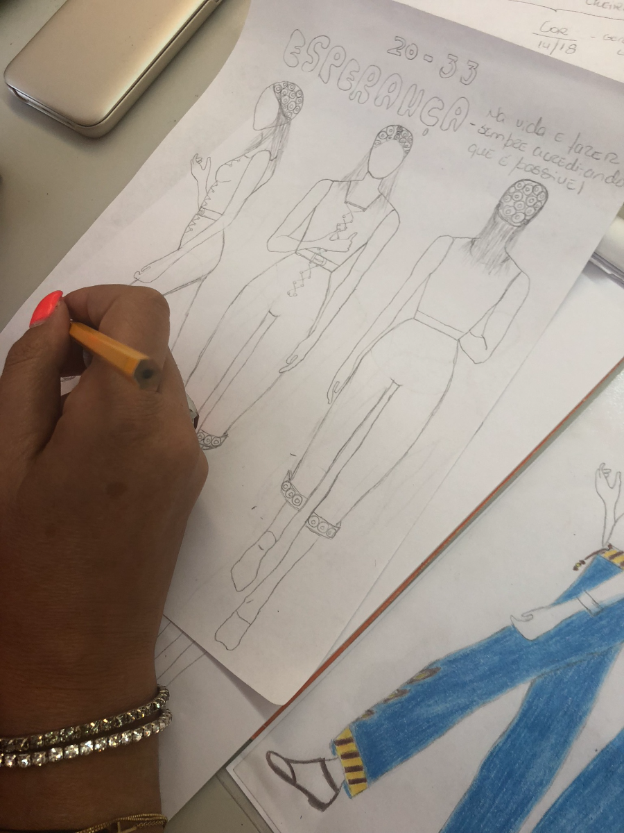 Folha de croquis a lápis com três figuras