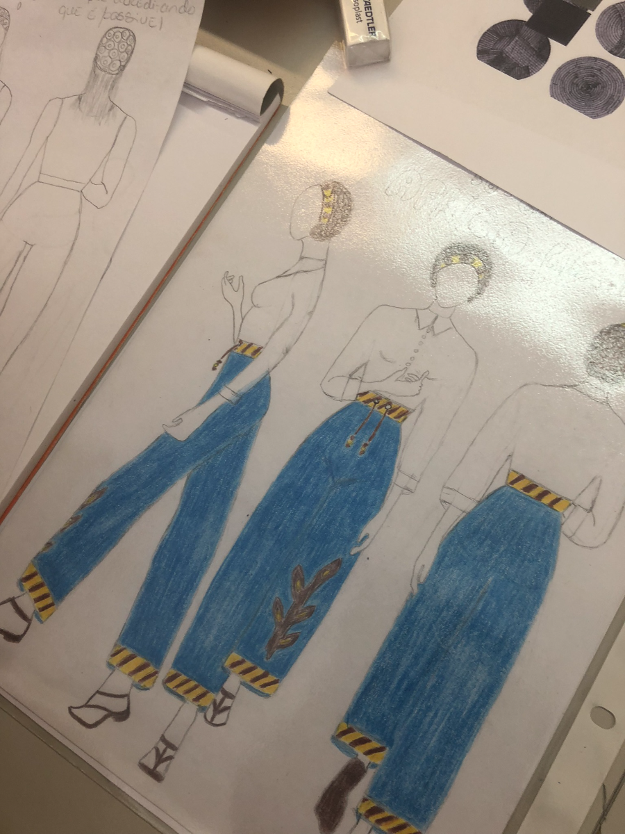 Croquis com peças em denim coloridas a lápis de cor