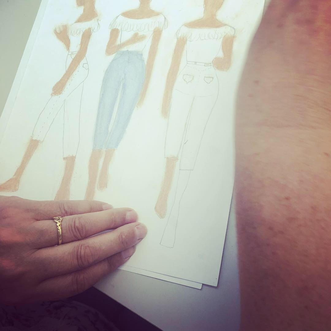 Três figurinos com pele e denim pintados