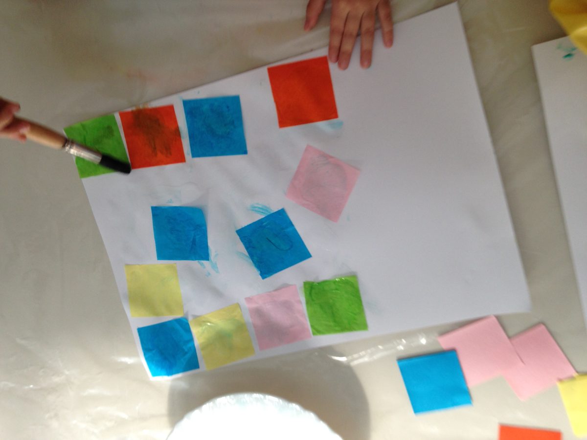 Quadrados de cor sobre papel