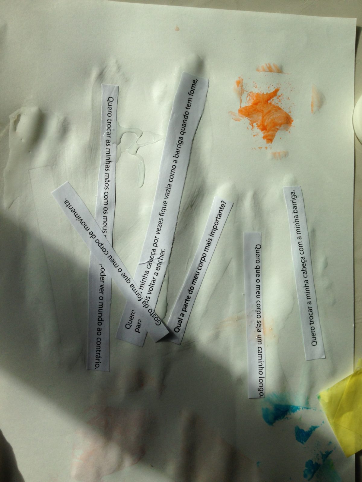 Linhas sobre papel branco