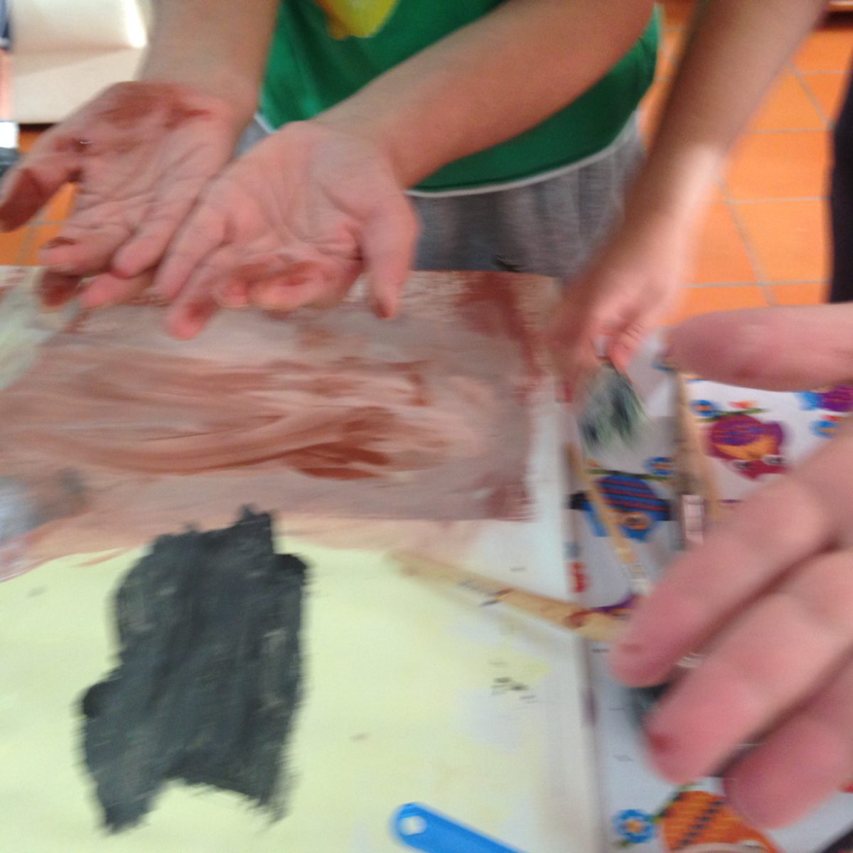 Mãos a espalhar tinta