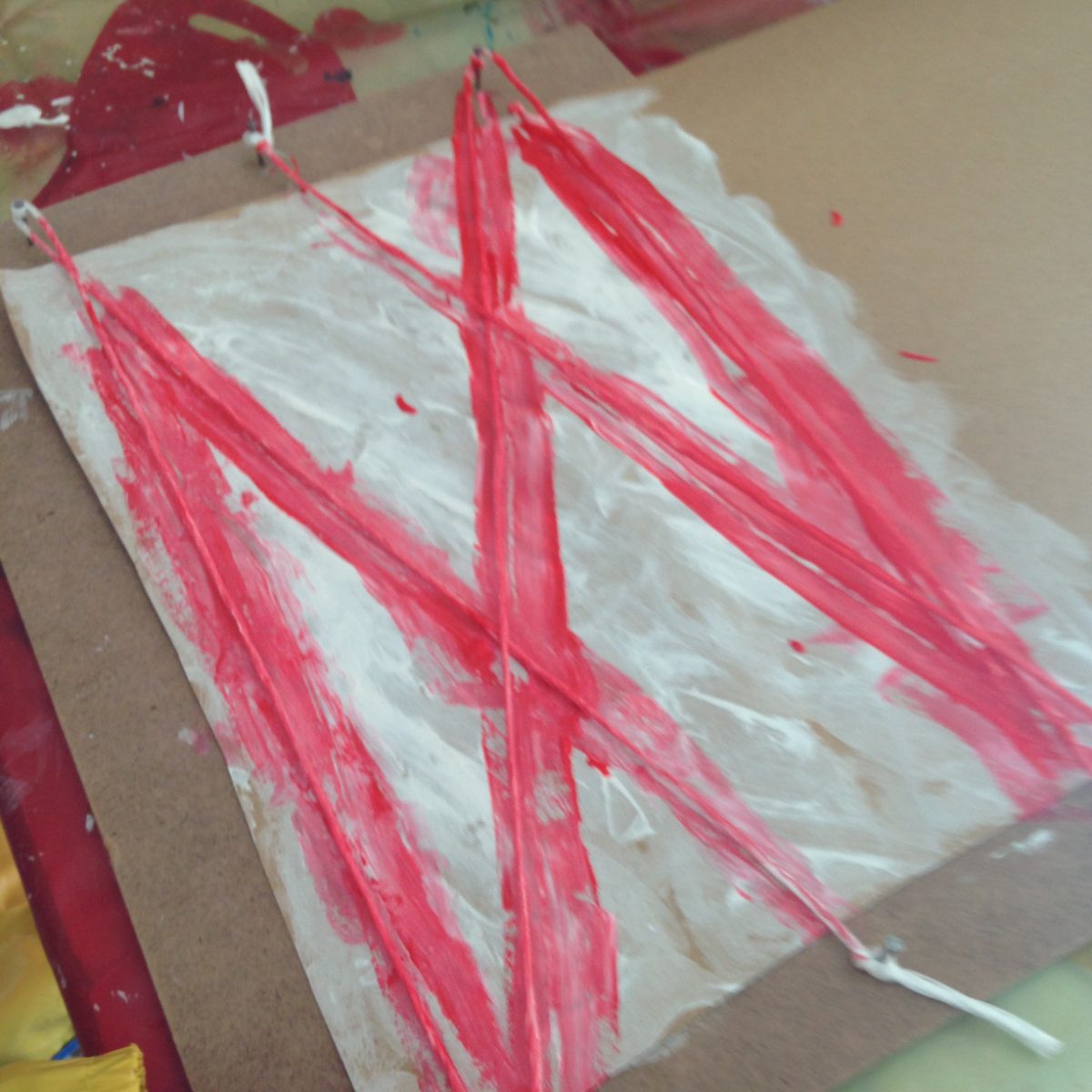 Linhas em vermelho sobre papel