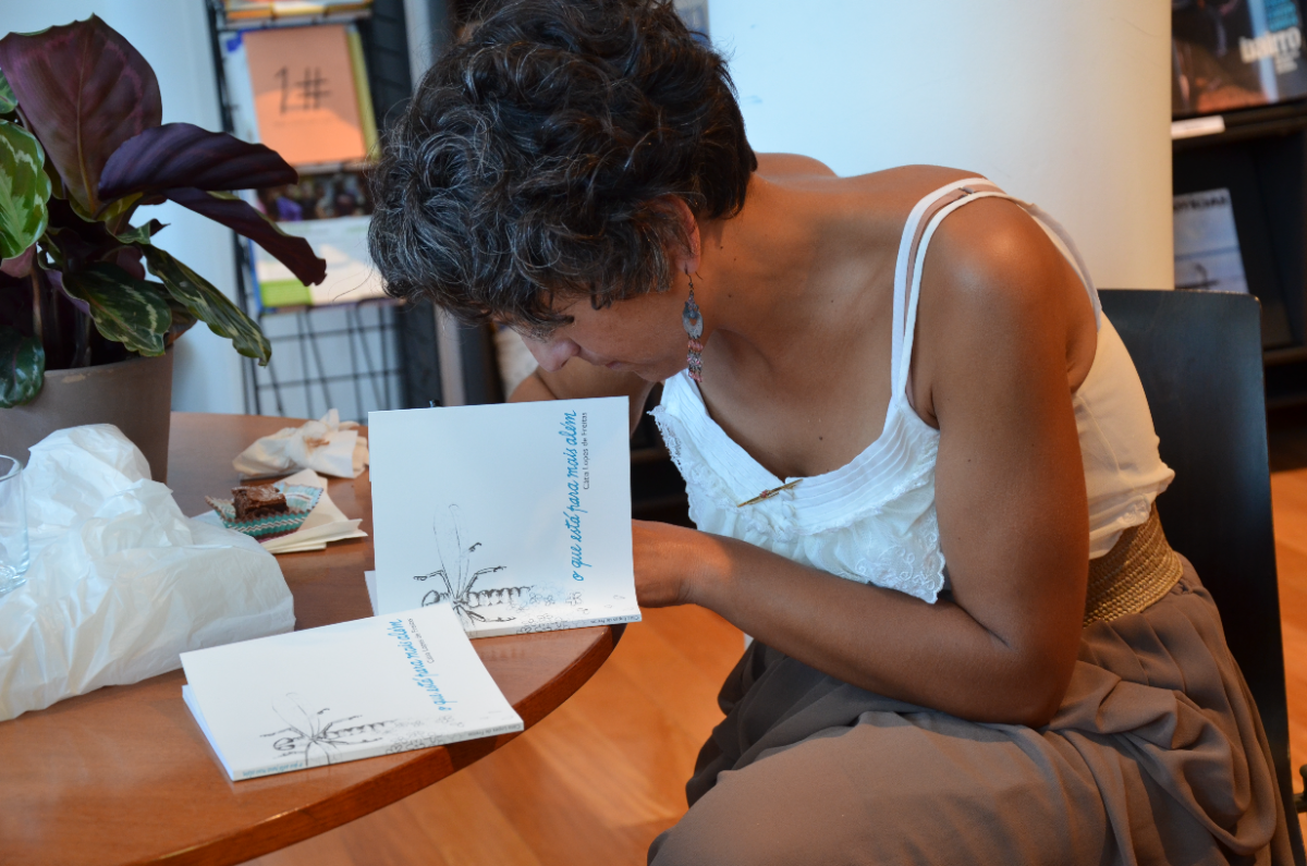 A assinar exemplares do livro