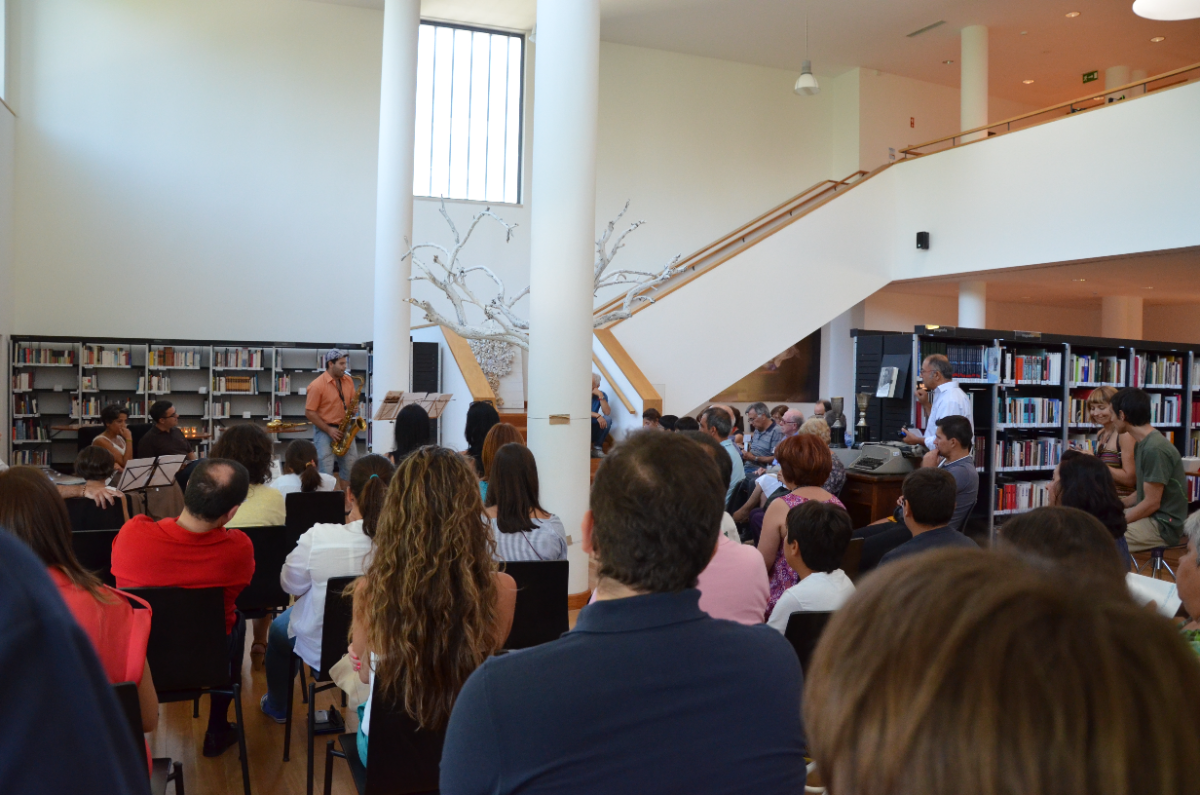 Sala cheia na biblioteca durante a apresentação