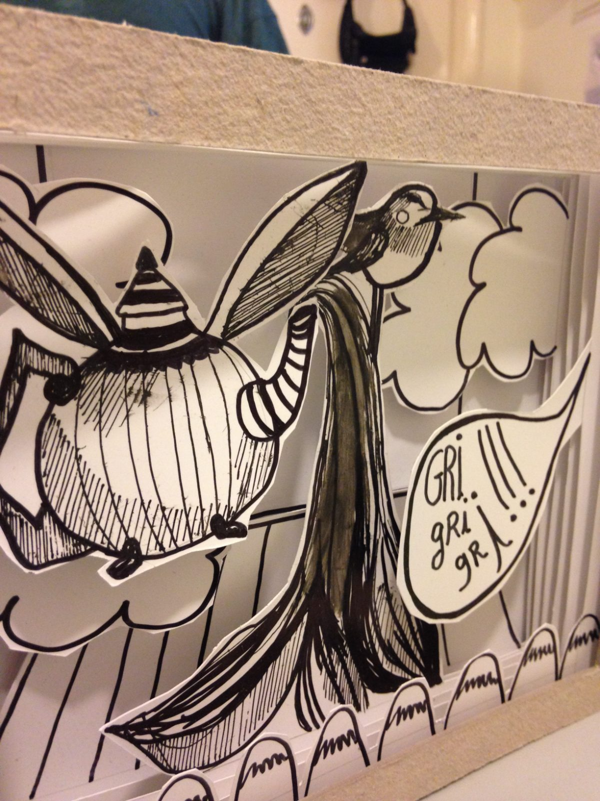 Desenho a tinta preta numa página