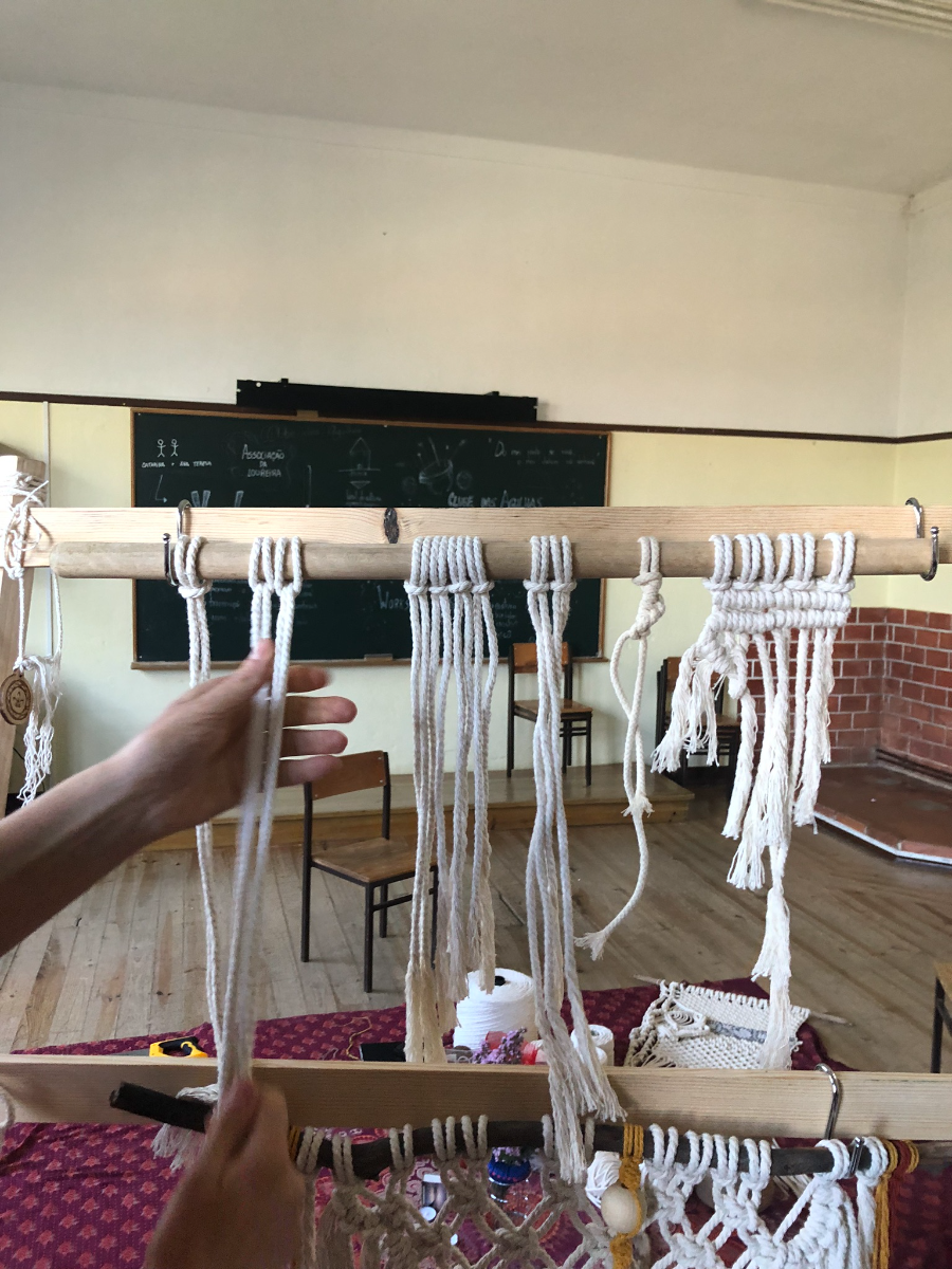 Estrutura de madeira com cordas a montar