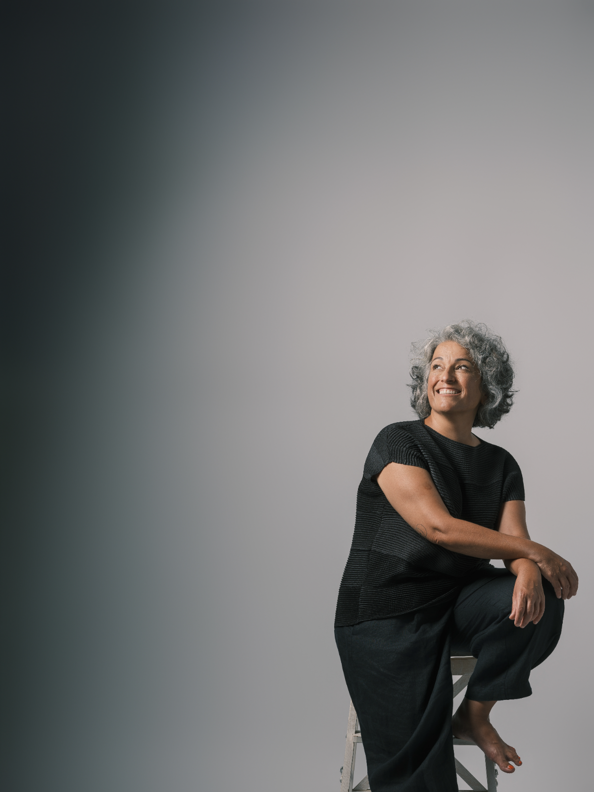 Retrato de Cátia Freitas a olhar para cima