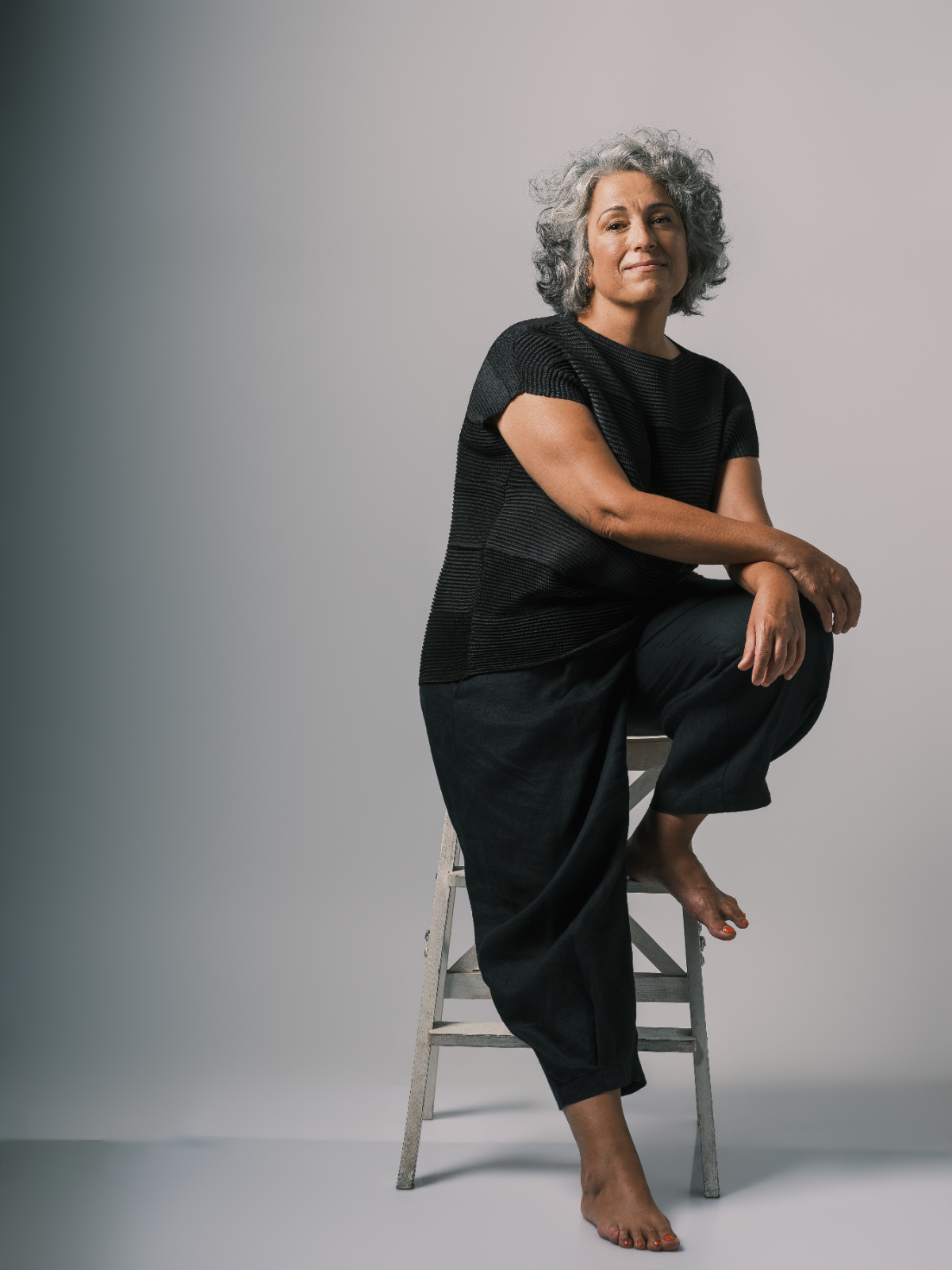 Retrato de Cátia Freitas, sentada num escadote
