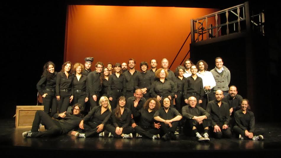 Grupo de teatro em palco