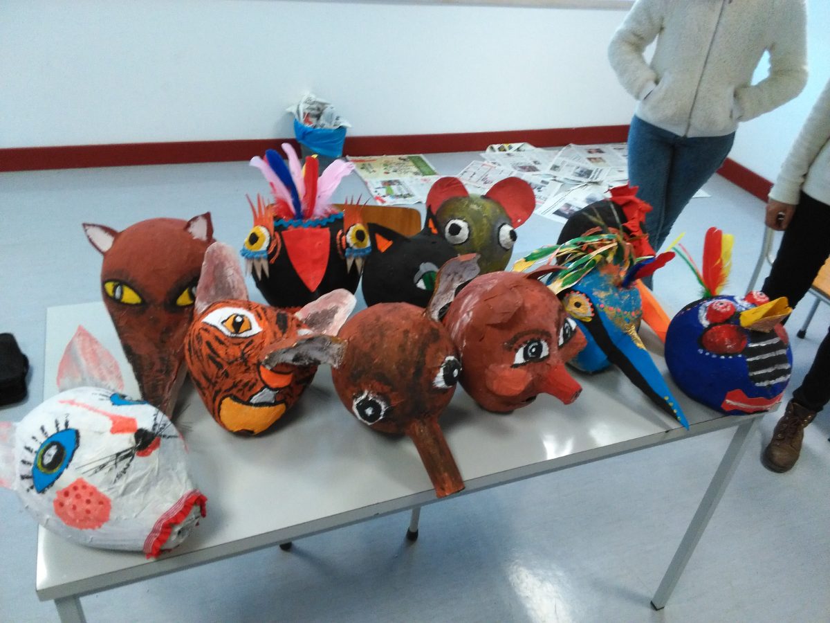 Máscaras e figuras em cima de uma mesa