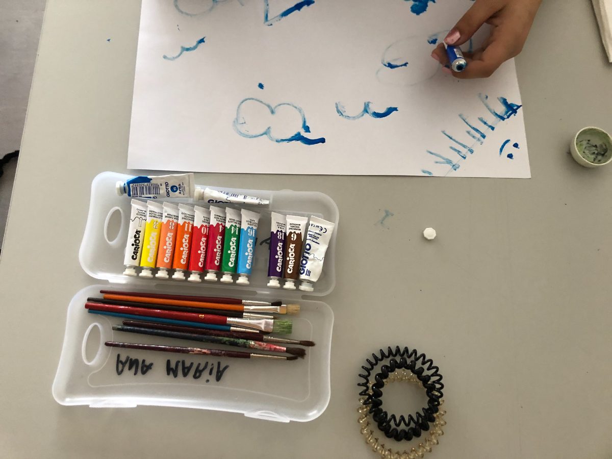 Caixa de tintas e desenho começado