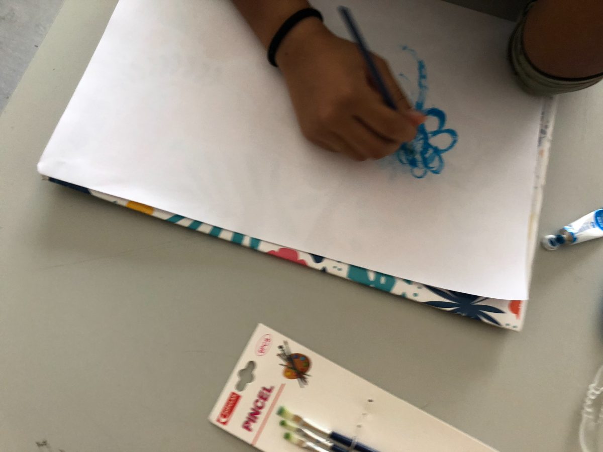 Mão a desenhar sobre papel